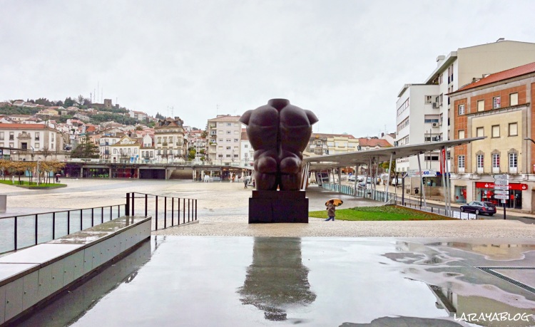 Plaza principal de Castelo Branco con una escultura de Botero en primer plano