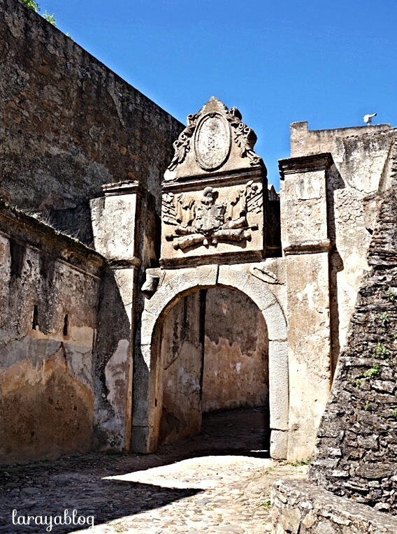 Puerta esquinada de la fortaleza de Ouguela