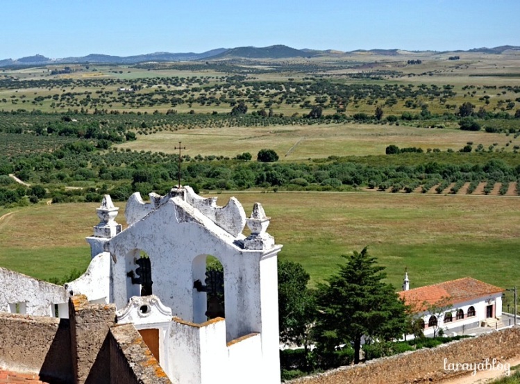 España vista desde las murallas de Ouguela. Al fondo, a la izquierda, se distingue la silueta del castillo de Alburquerque