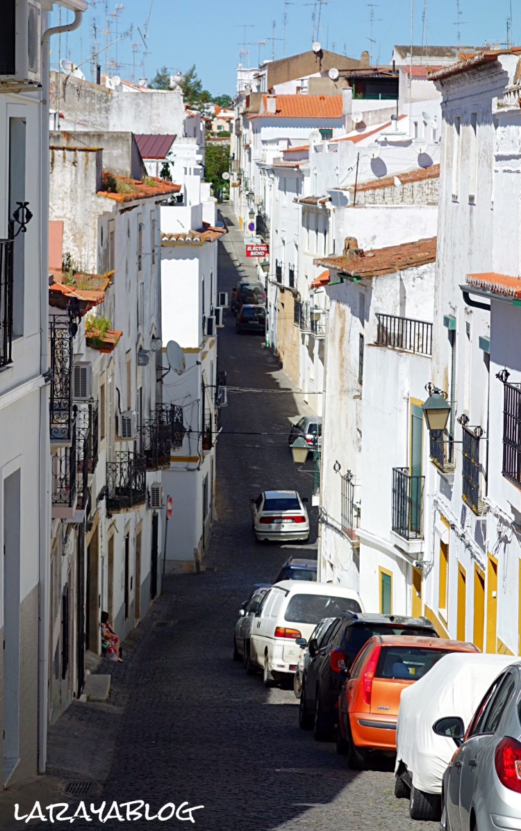 Típica calle de Campomaior, estrecha, laberíntica y llena de coches aparcados