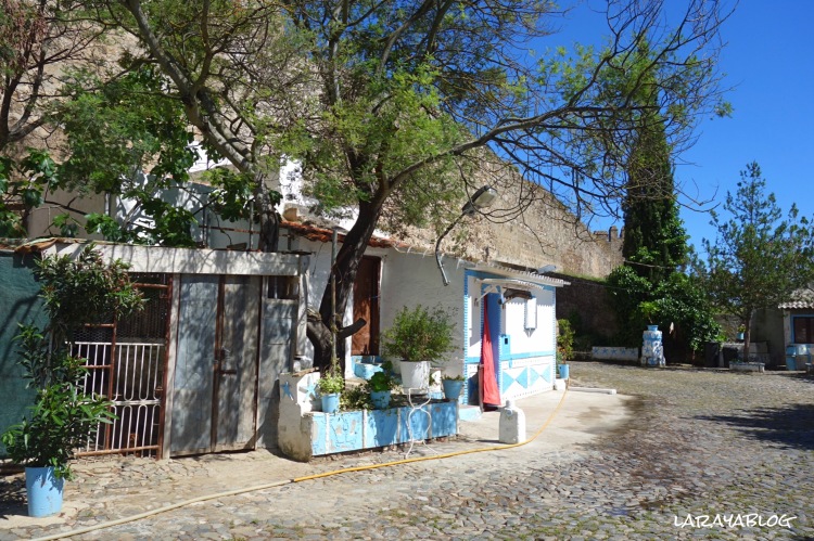 Sencilla vivienda adosada a la muralla, muy típica en Campomaior