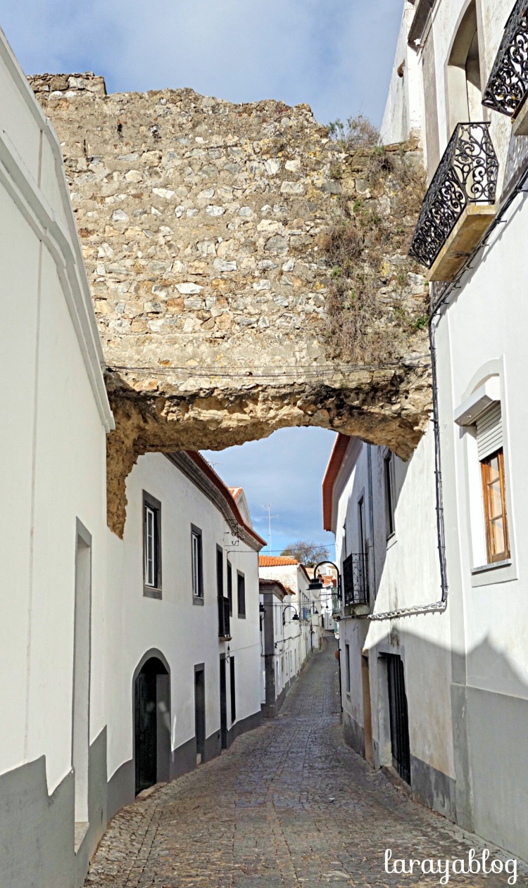Calle típica de  Serpa, con restos de su muralla.